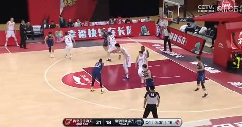 看着疼！万圣伟转身不慎肘击王庆明 被吹违体犯规