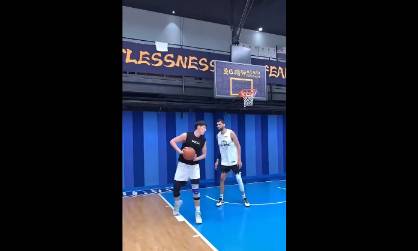 互相防不住！2米07小哥单挑2米18梅杰里