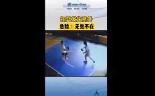 危险无处不在 小哥扣篮不慎扣倒篮筐 被砸到抽搐