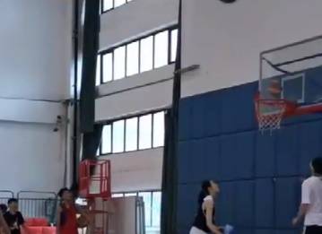 这也太高了！初中张子宇已2米26 她父母均为职业球员