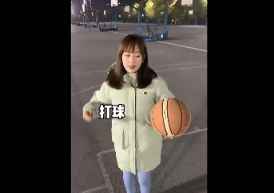 妹子打球随性rap哈哈哈哈