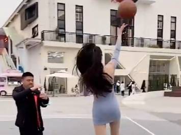 麻烦小姐姐脱了高跟鞋 崴脚是小踩坏球场是大