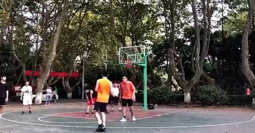 野球场一手无敌远投 都不用担心受伤了