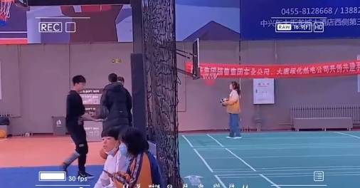 小妹妹这个扣篮 怎么有点可爱