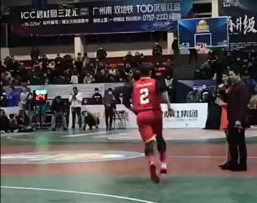 小伙上演飞扣 现场观众这咋回事？