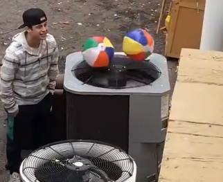 男人的快乐有多简单？嗯，是个球就能看