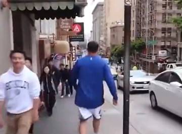老哥假扮汤普森 路人各种求合照 偶遇黄牛后亮了