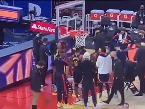 手痒痒！“保护靴”克莱暂停时拿球篮筐后背后绕腰反篮命中