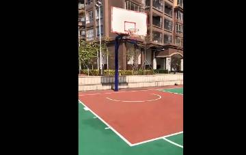 有点东西啊！小伙子这波果冻上篮如何