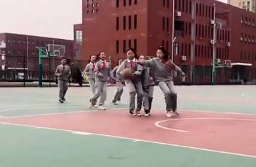 你打我手干嘛？！女生是这么打球的吗？