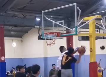 哟呵！这个盖帽犯规了吗？