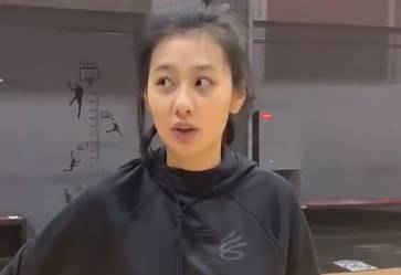 最美女裁判求圣诞老人扛起实现扣篮 结果连人都被扛走了