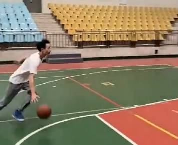 恐怖弹跳！国内一小哥身高1米75却能做小风车扣篮动作