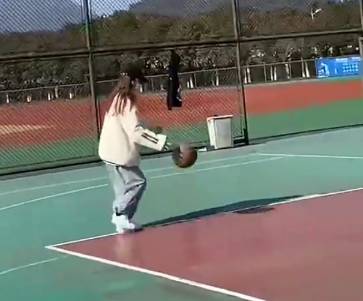 小姐姐这个“三步上篮”有走步吗？