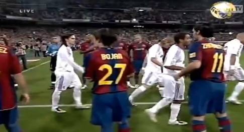 经典德比！08年巴萨列队欢迎冠军皇马后败走伯纳乌