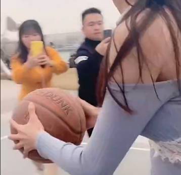 小姐姐穿高跟能打篮球吗？