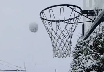 下雪天这样打球 好像挺好玩的