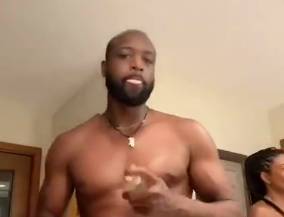 骚气啊！韦德发视频：老婆强迫我跳舞