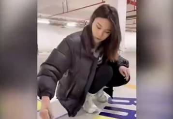 缅怀偶像！女科蜜花8万元买车位画科比8号球衣