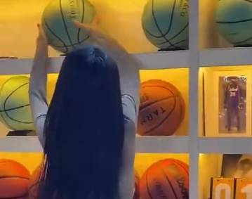 身材真好 一位科密小姐姐晒自己打球视频