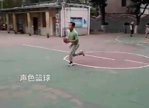 网友晒视频：草根篮球手这三步篮上的比字母哥还牛！