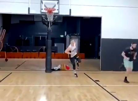 哈哈哈！模仿帝模仿NBA球员过半场