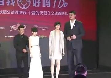 姚明夫妇和陆毅夫妇站一块儿时 我的网络修好了