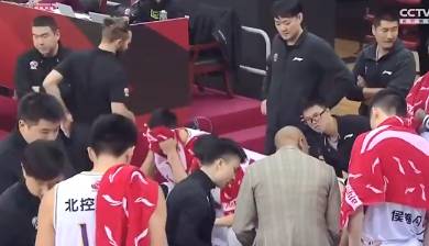 不容易！裁判在吹罚过程中不慎腿部拉伤 被替换下场